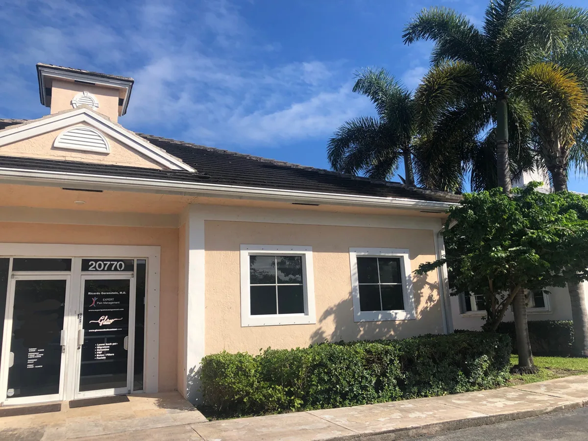 Signed Expert Pain Management clinic exterior and entrance, home of the clinic’s ketamine service.