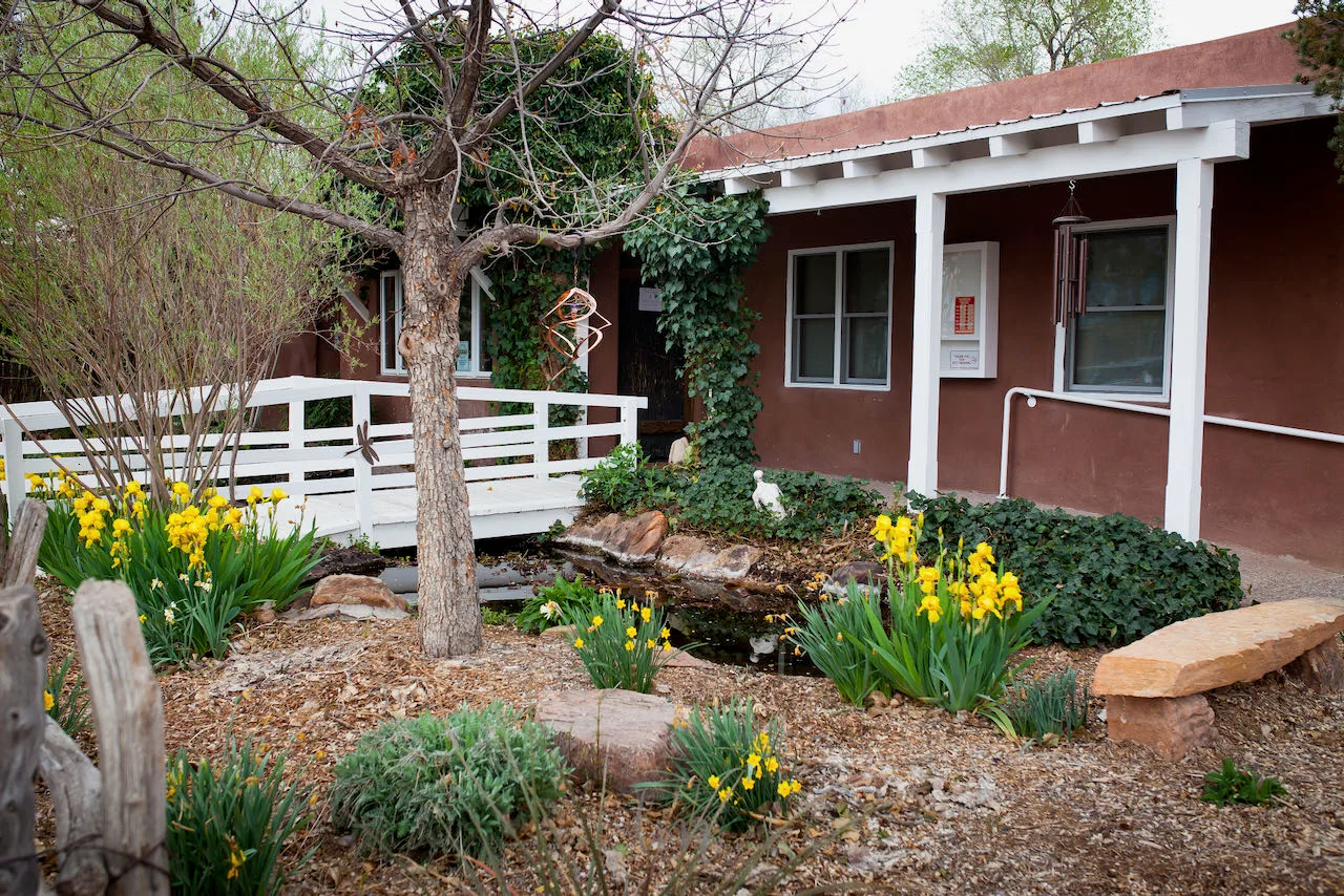 Exterior of Dar a Luz Health Center in Los Ranchos de Albuquerque, New Mexico